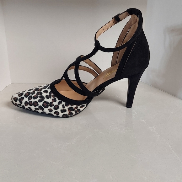 White Snow Leopard Heels 👠 - Picture 8 of 16